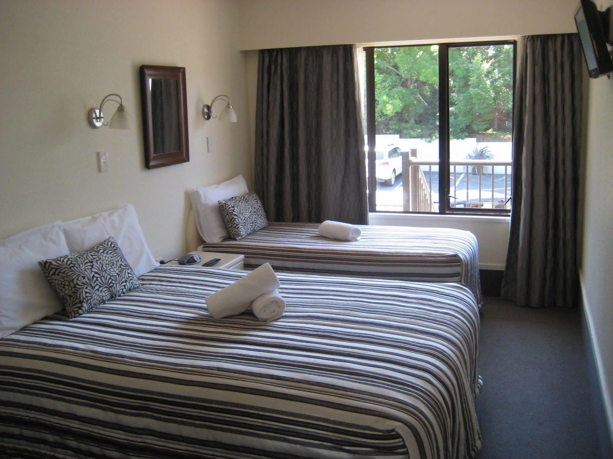 755 Regal Court Motel Dunedin Extérieur photo